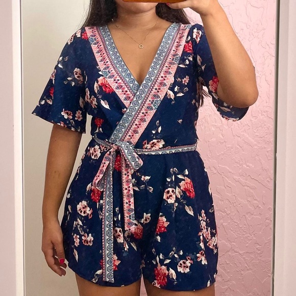 NWT Miami Francesca's Blue Floral V Neck Open Back Short Sleeve Romper Medium - Picture 6 of 10